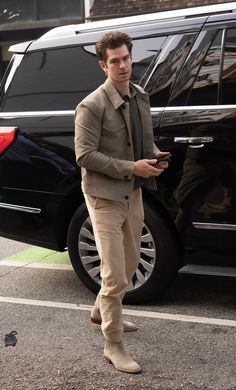 Geek Style Outfits, Andrew Garfield Outfit, Andrew Garfield Style, Class Outfits, Blazer Outfits Men, Celebrity Casual Outfits, Pants Outfit Men, Man Dressing Style