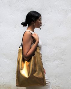 Золотая кожаная сумка на плечо металлическая кожаная сумка | Etsy Gold Leather Shoulder Bag With Brass Hardware, Gold Leather Shoulder Bag With Gold Hardware, Modern Gold Shoulder Bag, Modern Gold Bags With Gold-tone Hardware, Gold Tote Shoulder Bag As A Gift, Gold Shoulder Bag With Removable Pouch, Gold Leather Shoulder Bag For Party, Modern Gold Shoulder Bag For Daily Use, Gold Leather Party Shoulder Bag