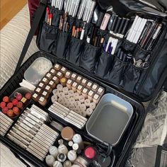 Makeup Kit Set Up, Mua Kit Organization, Professional Mua Kit, Pro Makeup Artist Kit, Mua Makeup Kit, Makeup Artist Work Station, Makeup Kit Aesthetic, Make Up Artist Aesthetic, Make Artist