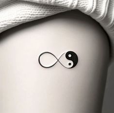 Simple Yin And Yang Tattoo, Ying Yang Bestie Tattoo, Ying Yang Infinity Tattoo, Tattoo Ideas Female Ying Yang, Yin Yang Infinity Tattoo, Infinity Yin Yang Tattoo, Yin And Yang Tattoo Design, Yin Yang Art Tattoo, In Yang Tattoo