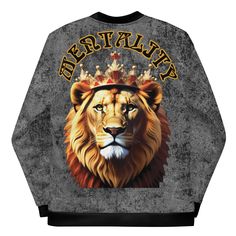 Adicione um pouco de energia ao seu guarda-roupa com esta jaqueta bomber unissex IR – design King Mentality Print. Use-o sobre uma camiseta básica ou coloque-o sobre um moletom com capuz quente - ficará ótimo de qualquer maneira. Com um velo escovado por dentro e um corte unissex descontraído, esta jaqueta Bomber é a coisa dos seus sonhos, então seja rápido em pegar uma!



 • 100% Poliéster

 • Peso do tecido: 220 g/m² (6,49 onças/jarda²), o peso pode variar em 5%

 • Tecido de lã escovado no interior

 • Ajuste unissex

 • Costuras overlock
 
• Fita de pescoço resistente Guia de tamanho






 PEITO (polegadas)


 Cintura (polegadas)


 QUADRIS (polegadas)







 XS


 34⅝

 26 ¾

 37






 S


 36¼

 28 ⅜

 38⅝






 M


 37¾

 29⅞

 40 ⅛






 eu


 41

 33⅛

 43¼






 XL


 44⅛ Hooded T-shirt For Fall Streetwear, Edgy Crew Neck Streetwear Outerwear, Edgy Crew Neck Outerwear For Streetwear, Hooded T-shirt For Streetwear In Fall, Hooded Graphic Print T-shirt For Winter, Fitted Graphic Print Sweatshirt For Streetwear, Trendy Printed T-shirt For Winter, Hooded Winter Streetwear T-shirt, Winter Graphic Print Hooded T-shirt