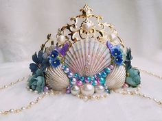 【Mermaid Crown Handmade with Seashells, Fabric Flowers and Pearls】 This mermaid crown is handmade with high-quality seashells, delicate fabric flowers, and pearls, creating a beautiful and romantic look that captures the imagination. Each piece is unique, adding a touch of charm to your outfit. Perfect for weddings, parties, and other occasions, this headpiece is sure to make you the center of attention.  Size:100mm tall and 150mm length. Crown is adjustable,very easy to wear and can be firmly secured on the head,whether for adults or children, and it will not come off even underwater. Notice: There may be differences in color due to different monitors. Since it's  100% handmade customized product, we do not accept returns or exchanges. If any damage occurs during transportation, please ta Mermaid Tiara, Crown Costume, Seashell Headband, Festival Crown, Mermaid Halloween Costumes, Handmade Tiaras, Mermaid Halloween, Mermaid Crown, Mermaid Costume