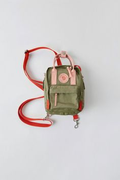 Kanken Sling Bag Outfit, Kanken Sling Bag, Sling Bag Outfit, Kanken Sling, Birthday 16, Pretty Tote Bags, Fjällräven Kånken, Street Style Bags, Nerd Fashion