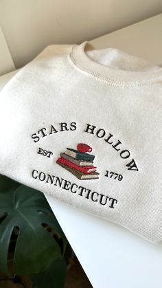 Stars Hollow Sweatshirt, Gilmore Girls Embroidery, Fall Aesthetic Pictures, Gilmore Girls Lorelai, Gilmore Girls Gifts, Books And Coffee