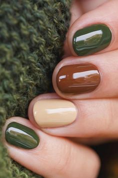 Brown and Green Nail Design for Fall. Are you looking for the best nail design for fall? This post includes a range of different nail designs for the fall season which include autumnal colours like brown, orange and gold. Since the autumn season includes Halloween there are also a few halloween nail designs including pumpkin nails! November Nails Colors, Fall Toe Nails, Toe Nail Color, Green Nail Designs, October Nails, Nagel Tips, Christmas Gel Nails, Simple Gel Nails, Thanksgiving Nails