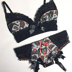 Halloween Lingerie, Halloween Mode, Goth Lingerie, Black Halloween Dress, Printed Bras, Cute Bras, Cute Lingerie, Cat Halloween, Candice Swanepoel