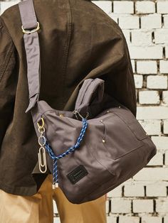 Composition : Outshell: Water Repellent fabric (Polyester 100%) Lining: Cotton 77%, Polyester 18%, Rayon 5%Color : GRAYCountry of Origin : China Men’s Bags, Gender Envy, Margaret Howell, Messenger Bag Men, Water Repellent Fabric, No 8, Work Bag, Fashion Clothes, Repellent