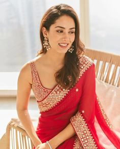 celebrity wear rangoli seide rot sari für hochzeit, faux georgette sari für frauen, designer bollywood sari, sequenz sari mit fadenarbeit Sarise Details: Saree Farbe : Rot Saree Stoff: Rangoli Seide Saree Work: FANTASTISCHE FADENARBEIT MIT SEQUENZARBEIT Saree Länge: 5.5 Meter Bluse Details: (UN-Genäht) Bluse Farbe: Passend. Blusenlänge: 0.8meter Blusenstoff: Taft SEIDE Blusenarbeit: FANCY THREAD ARBEIT MIT SEQUENZARBEIT Die Blusen dienen nur zu Modellierzwecken, können vom Modell abweichen. Wasc