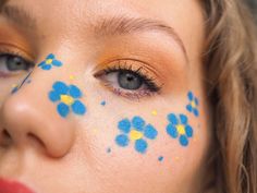 Blue flower freckles makeup - see the full look on Charlotta Eve #flowerfreckles #flowermakeup #blueflowerfreckles #beautyblog Flower Freckles, Kids Face Painting Easy, Easy Face Painting Designs, Face Painting Flowers, Blue Face Paint, Eye Face Painting, Yellow And Coral, Freckles Makeup