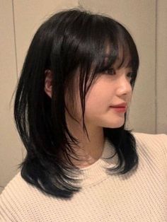 shoulder length layers with bangs Straight Layers Medium Hair, Medium Japanese Haircut, Medium Hair Length With Layers And Bangs, Japanese Haircut Bangs, Short Layered Haircuts Bangs, Shoulder Length Korean Haircut, Shoulder Length Asian Hair, Japanese Haircuts For Women, Korean Shoulder Length Hair