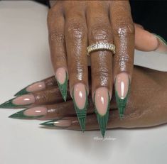 Emerald Nails, Gold Acrylic Nails, Chic Nail Designs, Green Nail Art, Stiletto Nail Art, Hippie Nails, Long Nail Designs, Pointed Nails