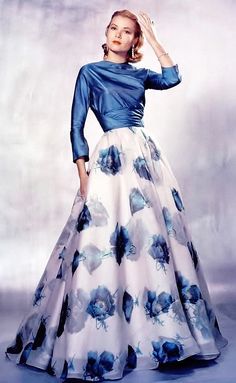 Grace Kelly wearing a gown designed by Edith Head, 1956. Klasik Hollywood, Grace Kelly Style, Princess Grace Kelly, Iconic Dresses, Kelly Bag, Princess Grace, Retro Mode, Vestidos Vintage, Old Hollywood Glamour