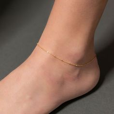 Anklet Bracelet Gold, Gold Anklet Aesthetic, Gold Anklet Designs, Simple Gold Anklet, Delicate Anklets, Gold Ankle Bracelets, Gold Ankle Chain