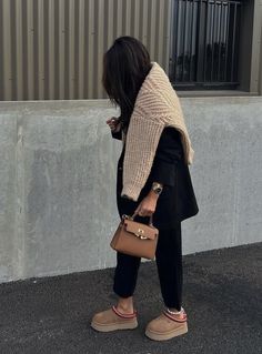 Vinter Mode Outfits, Rok Outfit, Mode Zara, Uggs Outfit, Outfit Trends, Mode Inspo, Autumn Outfit, Outfit Inspo Fall