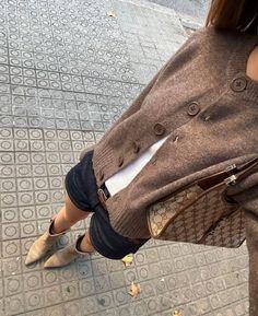 Brown Bag Outfit Winter, Spanish Style Fashion, Brown Boot Outfits, Casual Date Outfit, Winter Date Night Outfit, Chilly Weather Outfits, Loose Shorts Outfit, First Date Outfit, January Outfits