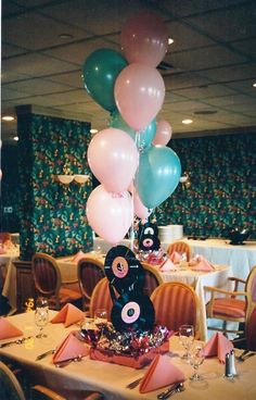 there are balloons and other decorations on the table