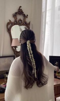 Mogra Hair Styles, Wedding Hairstyles Desi, South Asian Hairstyles, Hairstyles For Long Hair Wedding Indian, Desi Hairstyles For Long Hair, Gajra In Hair, Indian Wedding Hairstyles For Long Hair, Paranda Hairstyle Punjabi, Wedding Hairstyle Indian