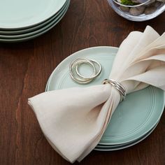 napkins and rings are sitting on top of plates