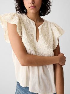 Crinkle Gauze Embroidered Cropped Shirt | Gap Wedding Guest Dress Midi, Uniform Dress, Trendy Fashion Tops, Chunky Knitwear, Formal Shirts For Men, Newborn Dresses, Wedding Guest Dress Summer, Black Wrap Dress, White Shirts