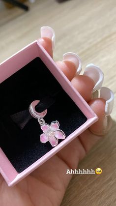 Pandora Jewellery Aesthetic, Pandora Necklace Aesthetic, Pandora Charm Bracelet Ideas, Pandora Charms Aesthetic, Pink Girly Things Accessories, Pandora Aesthetic, Pandora Bracelet Ideas, Pulseras Kandi, Pandora Bracelet Charms Ideas