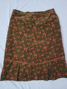 Vintage women`s corduroy retro midi skirt, brown background, floral green and berry red 70s skirts. Large size. Midi skirt with a red lining. 4 decorative pleated splits on the bottom. Zipper with a button. Handmade clothing. no labeled skirt materials.  condition: great, used a little bit vintage. Without damages or holes. measurements in lying flat: length 65 cm / 25.4" in waist 42 cm / 16.4" in no labeled size.  Estimated size is L/XL. Green Floral Print Skirt For Fall, Retro Green Skirt For Fall, Vintage Floral Print Skirt For Fall, Green Retro Knee-length Skirt, Retro Green Knee-length Skirt, Red Courderoy Skirt, Vintage Corduroy Skirt, Vintage Red Cotton Skirt, Vintage Pink Floral Print Skirt