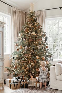 Christmas Tree Inspo, Christmas Tree Decorating Themes, Neutral Christmas Decor, Neutral Christmas, Christmas Tours, Christmas Decor Inspiration, Christmas Interiors, Christmas Tree Decorating, Tree Themes