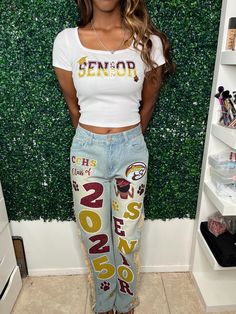 Fitted Letter Print Denim Jeans, Senior Year Outfits High Schools, Spirit Jeans Ideas, Senior Pants Ideas, Hoco Pants, Homecoming Jeans Ideas, Homecoming Jeans, Hoco Jeans, Senior Painted Jeans