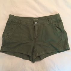 J. Crew - Green Cargo Shorts - Size 2 - Nwt Green Shorts Outfit, Green Cargo Shorts, Cargo Shorts Women, Earthy Outfits, Green Cargo, Shorts Outfit, J Crew Shorts, J Fashion, Green Shorts