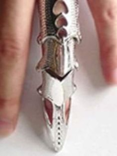 A great piece of jewelry: Gothic Cosplay Dragon Claw, claw with open adjustable rings on the back. Addition to various costumes. Length: approx. 9.5 cm Width:approx. 2.3 cm Finger Armor, Gothic Engagement Ring, Full Finger Rings, Armor Ring, Claw Ring, Gothic Rings, Formal Outfits, Knuckle Rings, Gothic Punk