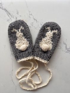 These cute hand knit baby mittens are made of all natural, super soft yarn that is absolutely non itching. The main colour of the mittens is medium grey combined with white, medium grey for the bunny. The mittens are conveniently attached by a 80 cm long cord that prevents them from getting lost. The natural yarn used consists of 50% merino wool, 25% alpaca and 25% viscose and is produced by Drops in Norway. The mittens can be washed by hand or in the machine by selecting the 'hand wash' or 'del Baby Crochet Mittens, Knit Baby Mittens, Kids Mittens Knit, Crochet Baby Mittens, Toddler Mittens, Kids Mittens, Knitting Hacks, Crochet Baby Sweater, Tweed Yarn