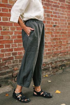 Chic Linen Wide Leg Pants With Pull-on Style, Relaxed Fit Linen Harem Pants With Pockets, Summer Linen Harem Pants With Side Pockets, Relaxed Fit Pants With Pockets, Effortless Relaxed Fit Pants With Pockets, Chic Linen Pull-on Pants, High-waisted Wide Leg Linen Pants With Side Pockets, Everyday Loose-fit Harem Pants With Elastic Waistband, Casual Linen Harem Pants With Elastic Waistband