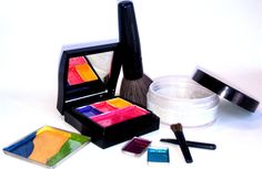 Do you know a little girl who dreams of trying Mary Kay? Check out today’s Beauty That Counts blog post to learn how you can recycle your old products to create new products just for her! Mary Kay Holiday, Fake Makeup, Pretend Makeup, Play Makeup, Makeup Containers