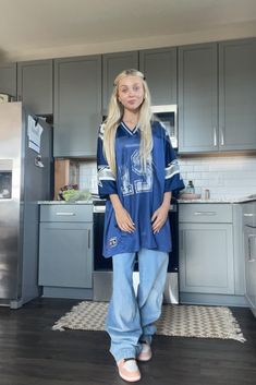 Navy Blue Jersey Outfit, Dallas Cowboys Jersey Outfit Woman, Cowboys Jersey Outfit Woman, Oversized Football Jersey Outfit Women, Blue Jersey Outfit, Oversized Jersey Outfit, Fall Fashion Vintage