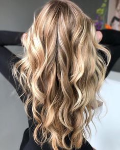 Long Layered Honey Blonde Hair with Extra Shine Messy Blonde Bob, Honey Blonde Hair Color, Autumn Hair, Neutral Blonde, Honey Brown Hair, Ombre Hair Blonde, Dyed Blonde Hair