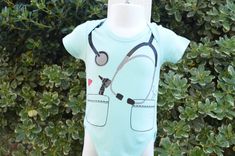 Traje o traje de bebé dr o enfermera. | Etsy Cute Character Print Onesie For Playwear, Cute Character Print Onesie For Play, Cute Blue Onesie For All, Cute Blue Unisex Onesie, Nurse Scrubs, Or Nurse, Costume For Halloween, Scrubs Nursing, Unisex Baby Clothes