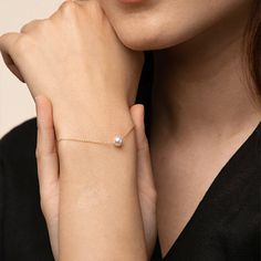 Are you a minimalist who loves dainty and simplistic designs? Then we have a bracelet that is just the right one for you. The Abby Single Pearl Bracelet is just what its name implies. The design features a big shiny pearl as the centerpiece. This single adornment is all the bracelet needs to deliver a powerful and highly elegant impact for you. - Rhodium and Gold plating over Sterling Silver- 1 Swarovski pearl, 6mm in diameter- Adjustable length of 5.5" to 6.5"- Available in Yellow Gold, White G Single Pearl Bracelet, Simplistic Jewelry, Pearl Bracelet Jewelry, Cocktail Bracelet, Gold Stretch Bracelet, Cultured Pearl Bracelet, Single Pearl, Cultured Pearl Necklace, Bow Jewelry