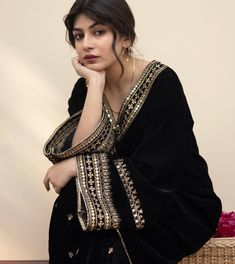 Black Velvet Dress Designs Pakistani, Black Velvet Suit Design, Model Photoshoot Outdoor, Black Velvet Suits, Velvet Kurta Designs, Simple Velvet Dress, Velvet Dress Ideas, Black Simple Dress, Photoshoot Hairstyles