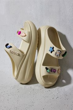 Croc Sandals Outfit, Crocs Platform Sandals, Crocs Crush, Crocs Platform, New Crush, Trendy Slippers, Platform Crocs, Trendy Shoes Sneakers