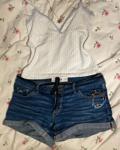 Simple cute outfit #hollister #brandy #brandyusa #brandymelvilleusa #brandymelvilleoutfits #bracelet #beadsjewelry #jewelry #necklace #outfits #outfitideasforwomen #outfitoftheday #style #summer #spring #aesthetic #tumblr #instagram #tiktok #denim Brandy Summer Outfits, Holister Outfits Aesthetic, Summer Spring Aesthetic, Hollister Clothes, Coquette Clothes, Brandy Melville Outfits, Girly Clothes, Summery Outfits, Brandy Melville Usa