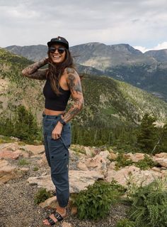 Gaper Day Outfit, Outfits For Extreme Heat, Denver Outfits Spring, Mountain Outfit Summer, Outdoorsy Style Summer, Outdoor Aesthetic Outfits, Relaxed Summer Outfits, Pnw Fashion, Hiking Date Outfit