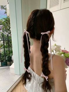 20 EASY AND TRENDY BACK TO SCHOOL HAIRSTYLES - julsweek Hair Styles With Ribbons, Hair Ribbons Hairstyles, Ribbon In Hair, Bows In Hair, Cute Back To School Hairstyles, Dr Accessories, Bow In Hair, Ribbon Streamers, Girly Hairstyles