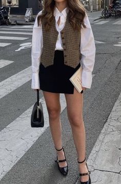 Credits to the real owner Ponytail Summer Outfit, 1970s Parisian Fashion, Womens Interview Attire, Italian Office Outfit, Old Money New York Outfits, Old Money Blouse Outfit, Preppy Skirt Outfits Fall, Winter Blazer Outfits For Women Classy, Elevated Fashion Looks