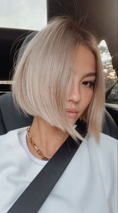 Slight Graduated Bob, Bob Colour Ideas, Bleached Bob Hair, Blonde Bob Asian Hair, One Color Blonde Hair, Asian Blonde Bob, Short Hair Color Blonde, Short Bleach Blonde Hair, Short Blond Haircut