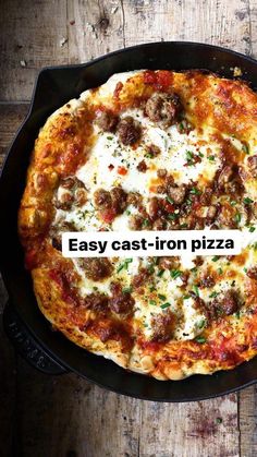 an easy cast iron pizza in a skillet on a wooden table with the words easy cast iron pizza above it