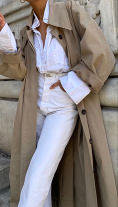 Beige Trench Outfit, Ootd Trench Beige, Nude Trench Coat Outfit, White Blouse Outfit Classy, White Trench Coat Outfit, White Jeans Outfit Fall, Trench Coat Outfit Winter