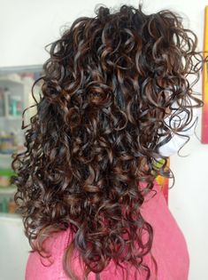 Curly hair
Chocolate highlights
Mechas Chocolate
Mechas suaves naturais
Mechas sem descolorir
Cachos 3a
Cachos 3b
Cabelo natural
Cabelo saudável 
Healthy curly hair
Highlights curly hair Hair Chestnut Brown, Brown Hair Curly, Auburn Brown Hair, Perfect Curly Hair, Long Curly Haircuts, Long Hair Do