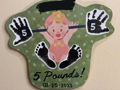 there is a sign that says 5 pounds on the front and five hands on the back