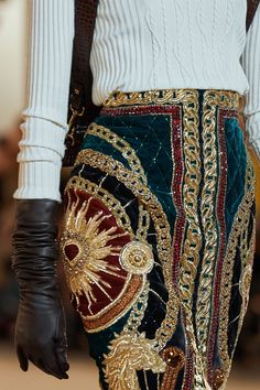 Ropa Upcycling, Detail Couture, Fantasy Fashion, Mode Inspiration, Fashion Details, Couture Fashion, Look Fashion, Karl Lagerfeld