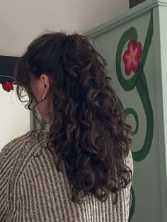 Du hast lockige Haare und suchst für die Festtage nach einfachen und schnellen FrisurenBei diesen fünf Trendfrisuren wirst du fündig Long Curly, Hairstyles For School, Hairstyle Ideas, Curly Hair, A Woman, Hairstyles, Mirror, Flowers