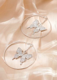 Elevate your style with our Rhinestone Butterfly Decor Circle Earrings. These elegant earrings, made from high-quality zinc alloy, feature stunning butterfly embellishments. Make a statement with these unique earrings and add a touch of glamour to any outfit. * Return and exchange are not supported Trendy Butterfly-shaped Party Jewelry, Trendy Butterfly Jewelry For Parties, Single Hoop Earring In Alloy For Parties, Silver Earrings With Butterfly Charm, Elegant Metal Earrings With Butterfly Charm, Alloy Earrings With Rhinestones For Party, Dangle Alloy Hoop Earrings For Party, Party Dangle Hoop Earrings In Alloy, Party Hoop Earrings Made Of Alloy